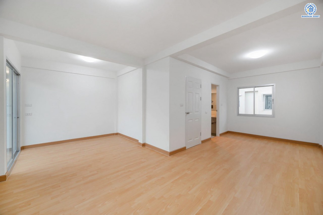 บ้านมือสองตกแต่งใหม่ โครงการ ศุภาลัยวิลล์ วงศ์สว่าง พร้อมอยู่ เนื้อที่ 24.2 ตร.ว. ฟังก์ชัน 3 ห้องนอน 3 ห้องน้ำ จอดรถได้ 2 คัน บนสุดยอดทำเล เชื่อมต่อได้หลายเส้นทาง ทั้งถนนกรุงเทพ-นนทบุรี, ถนนวงศ์สว่าง, ถนนนครอินทร์ และถนนติวานนท์ ใกล้จุดขึ้นทางด่วนงามวงศ์วาน รถไฟฟ้าสายสีม่วง "สถานีแยกติวานนท์" และ "สถานีกระทรวงสาธารณสุข"